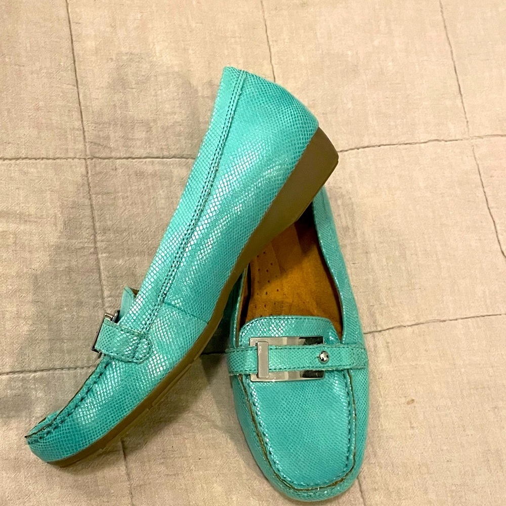 Size 8W turquoise Naturalizer flats